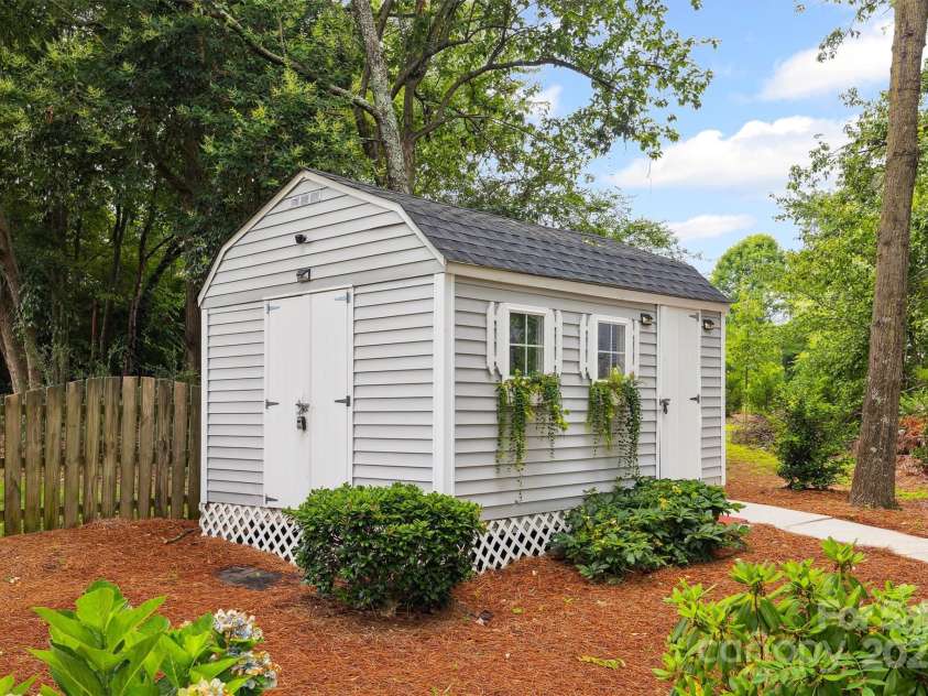 16719 Hampton Crossing Drive, Huntersville, NC 28078.  MLS# CAR4276983, YatesRealty ID 30613. 