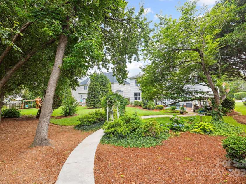 16719 Hampton Crossing Drive, Huntersville, NC 28078.  MLS# CAR4276983, YatesRealty ID 30613. 