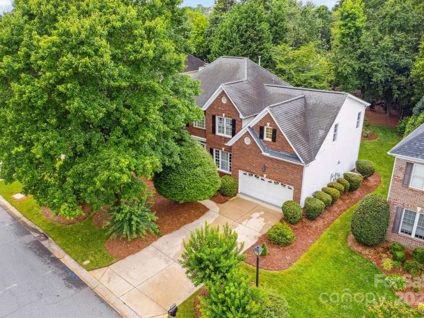 16719 Hampton Crossing Drive, Huntersville, NC 28078.  MLS# CAR4276983, YatesRealty ID 30613. 