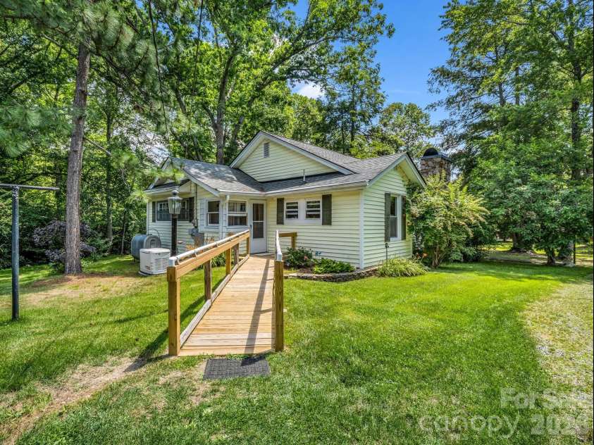 813 Montreat Road, Black Mountain, NC 28711.  MLS# CAR4385318, YatesRealty ID 30614. 