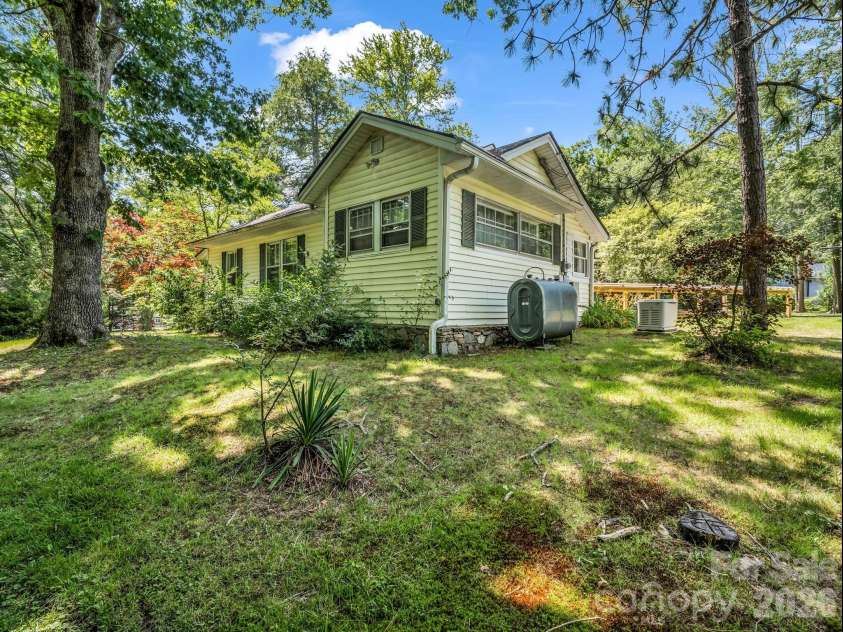 813 Montreat Road, Black Mountain, NC 28711.  MLS# CAR4385318, YatesRealty ID 30614. 