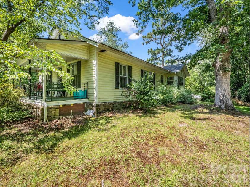 813 Montreat Road, Black Mountain, NC 28711.  MLS# CAR4385318, YatesRealty ID 30614. 