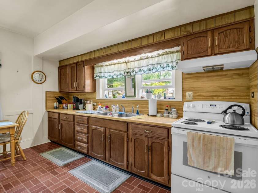 813 Montreat Road, Black Mountain, NC 28711.  MLS# CAR4385318, YatesRealty ID 30614. 
