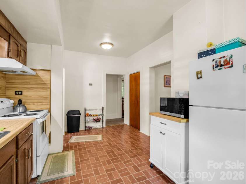 813 Montreat Road, Black Mountain, NC 28711.  MLS# CAR4385318, YatesRealty ID 30614. 