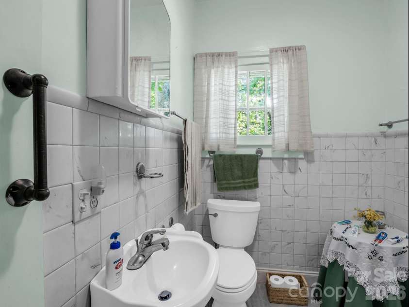 813 Montreat Road, Black Mountain, NC 28711.  MLS# CAR4385318, YatesRealty ID 30614. 