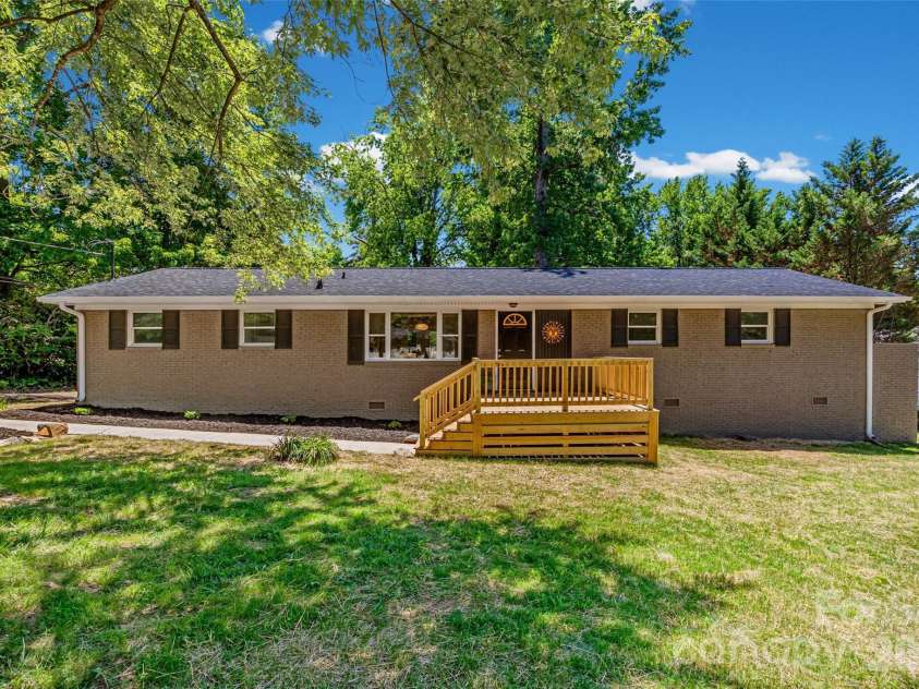 2111 Shalimar Drive, Charlotte, NC 28216.  MLS# CAR4381885, YatesRealty ID 30616. 
