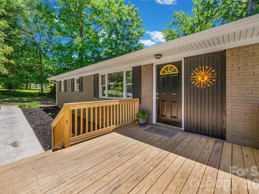 2111 Shalimar Drive, Charlotte, NC 28216.  MLS# CAR4381885, YatesRealty ID 30616. 