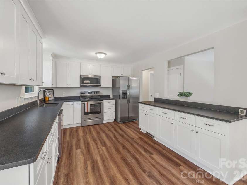 2111 Shalimar Drive, Charlotte, NC 28216.  MLS# CAR4381885, YatesRealty ID 30616. 