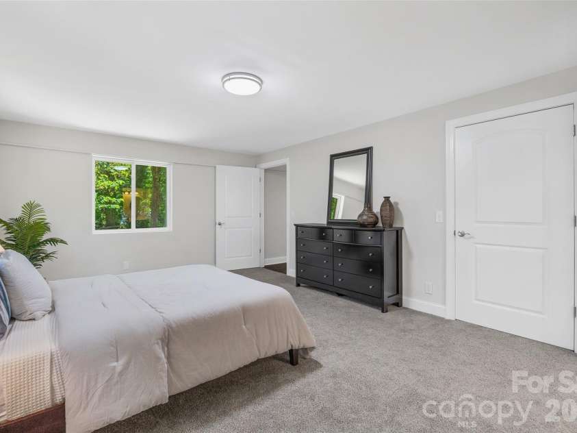 2111 Shalimar Drive, Charlotte, NC 28216.  MLS# CAR4381885, YatesRealty ID 30616. 