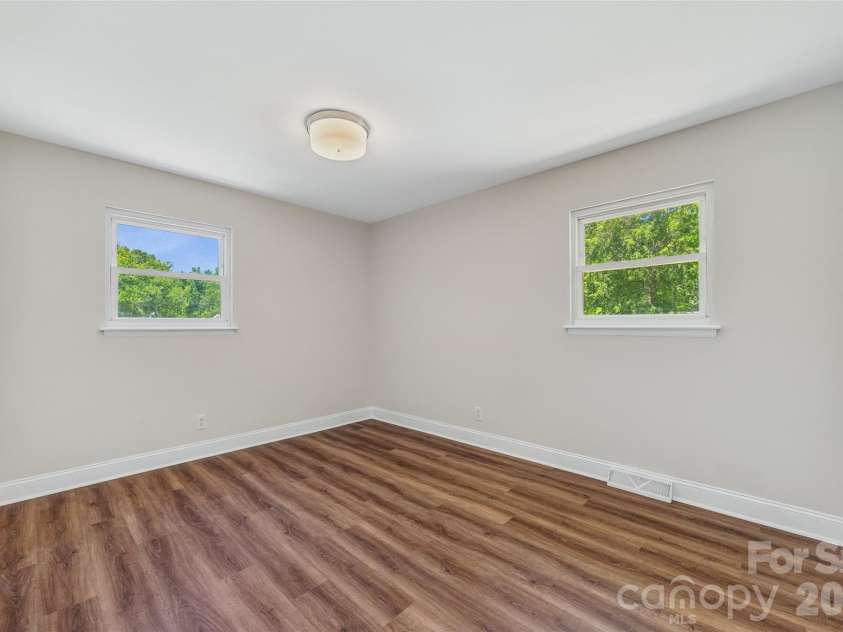 2111 Shalimar Drive, Charlotte, NC 28216.  MLS# CAR4381885, YatesRealty ID 30616. 