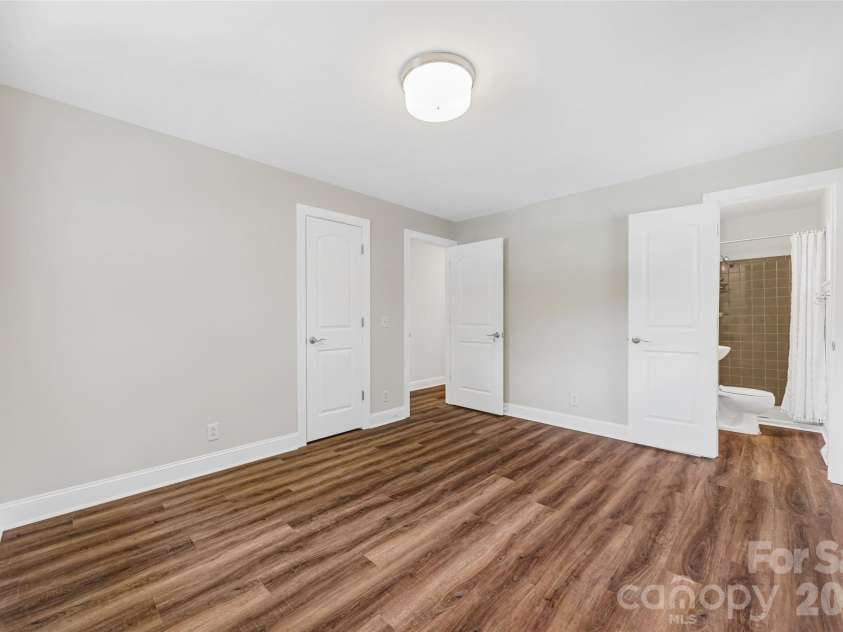 2111 Shalimar Drive, Charlotte, NC 28216.  MLS# CAR4381885, YatesRealty ID 30616. 