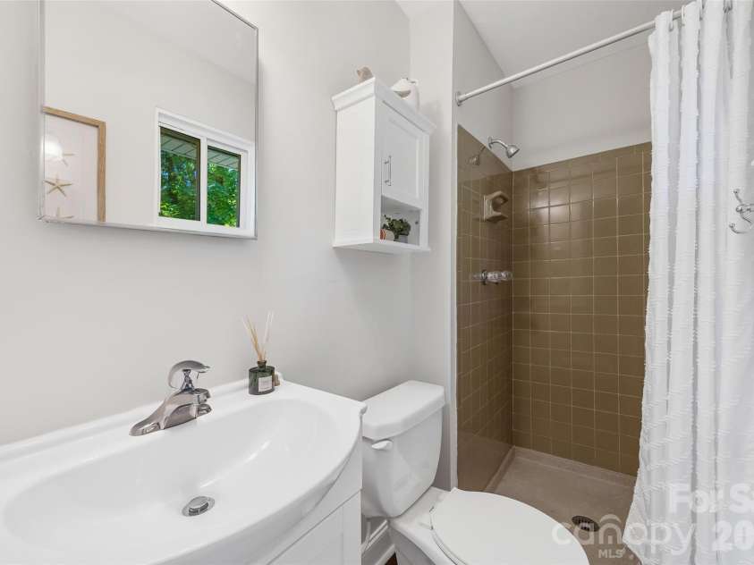 2111 Shalimar Drive, Charlotte, NC 28216.  MLS# CAR4381885, YatesRealty ID 30616. 