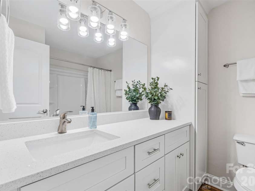 2111 Shalimar Drive, Charlotte, NC 28216.  MLS# CAR4381885, YatesRealty ID 30616. 