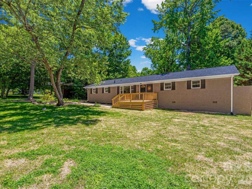 2111 Shalimar Drive, Charlotte, NC 28216.  MLS# CAR4381885, YatesRealty ID 30616. 
