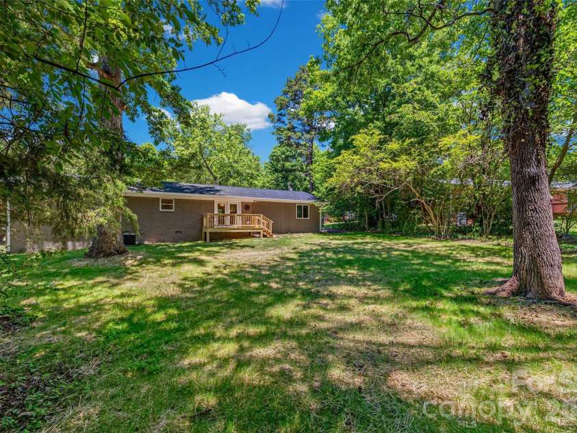 2111 Shalimar Drive, Charlotte, NC 28216.  MLS# CAR4381885, YatesRealty ID 30616. 