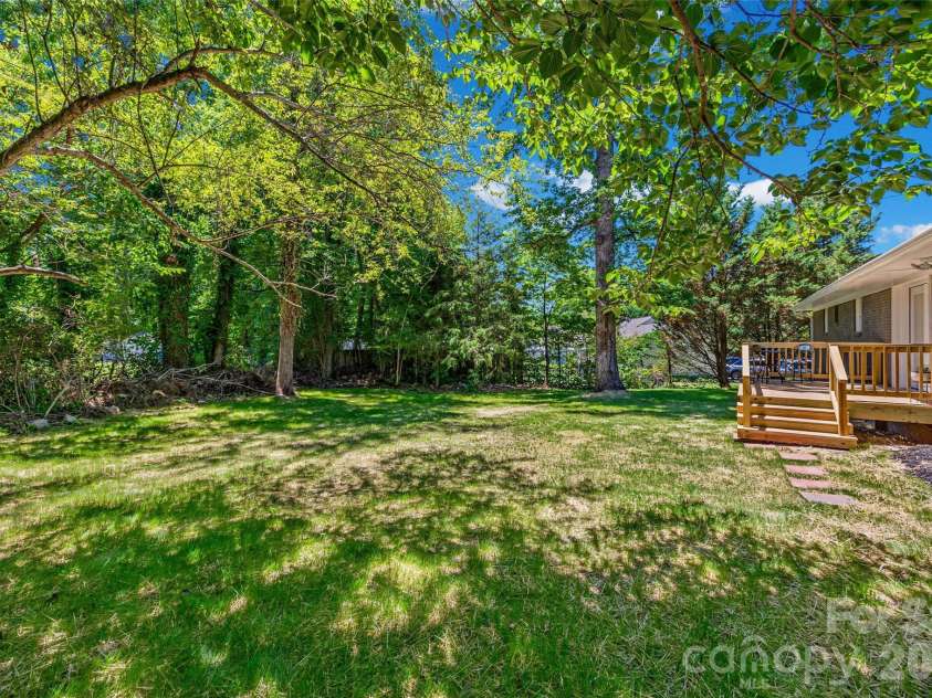 2111 Shalimar Drive, Charlotte, NC 28216.  MLS# CAR4381885, YatesRealty ID 30616. 
