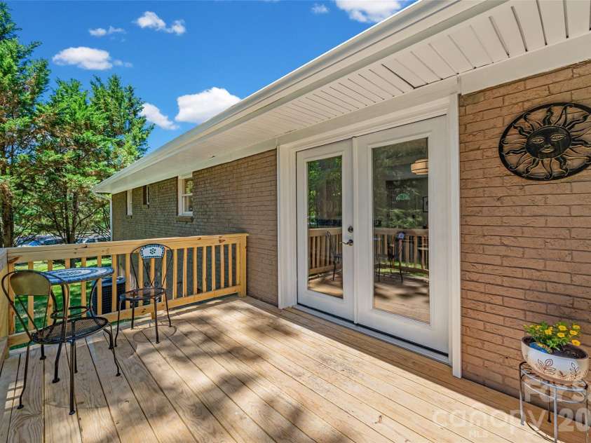 2111 Shalimar Drive, Charlotte, NC 28216.  MLS# CAR4381885, YatesRealty ID 30616. 