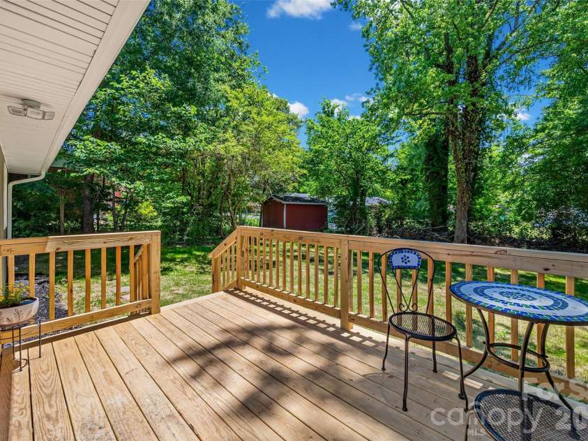 2111 Shalimar Drive, Charlotte, NC 28216.  MLS# CAR4381885, YatesRealty ID 30616. 