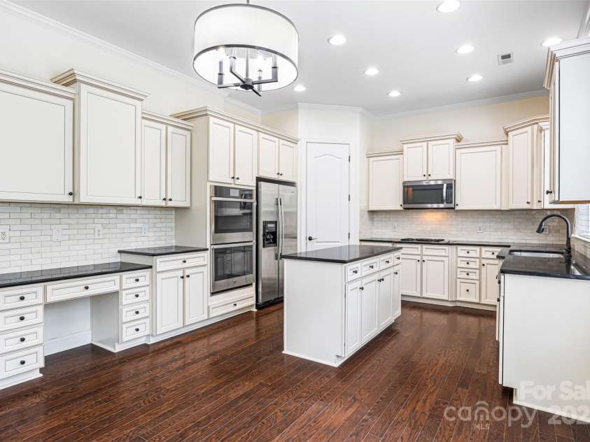 646 Quicksilver Trail, Fort Mill, SC 29708.  MLS# CAR4274446, YatesRealty ID 30616. Kitchen