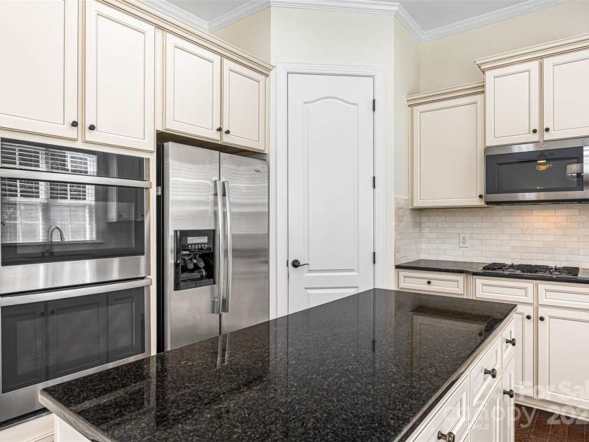 646 Quicksilver Trail, Fort Mill, SC 29708.  MLS# CAR4274446, YatesRealty ID 30616. Kitchen