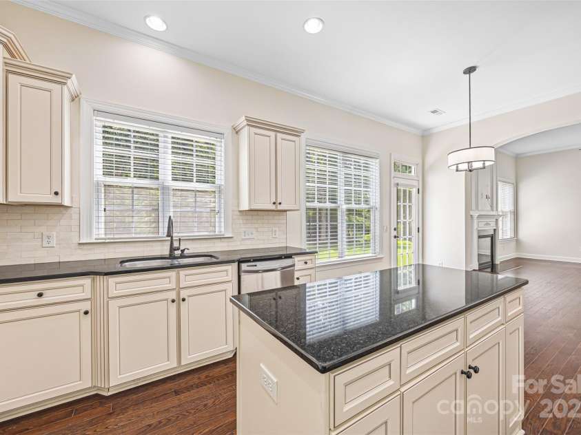 646 Quicksilver Trail, Fort Mill, SC 29708.  MLS# CAR4274446, YatesRealty ID 30616. Kitchen