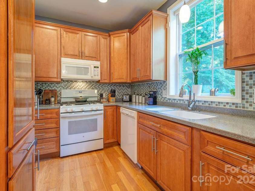 43 Kirby Road, Asheville, NC 28806.  MLS# CAR4287131, YatesRealty ID 30617. 