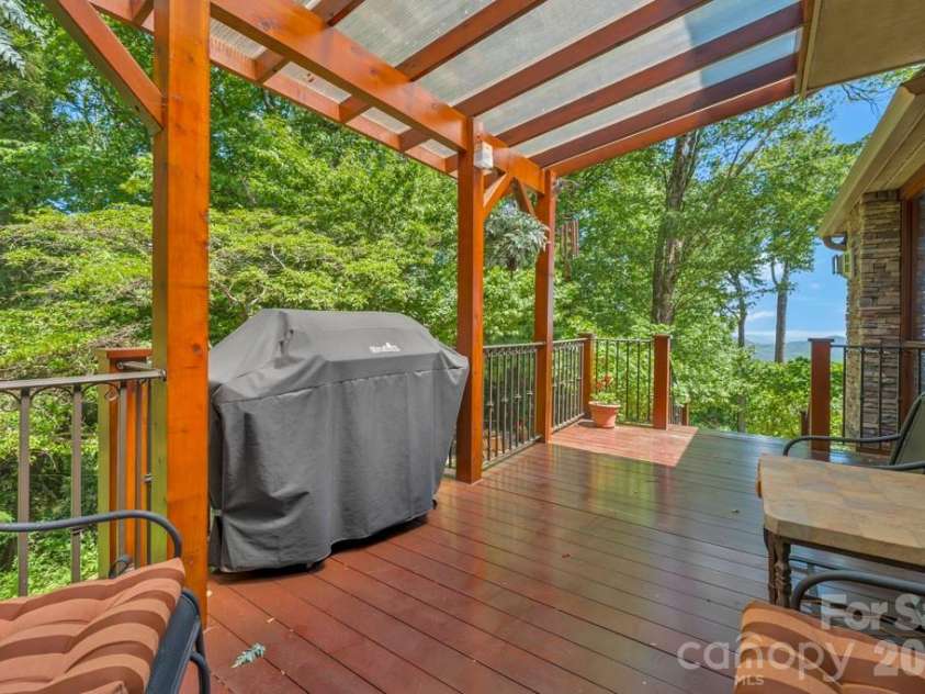 847 Old Orchard Road, Blowing Rock, NC 28605.  MLS# CAR4384622, YatesRealty ID 30618. Covered side deck & grilling area off Kitchen with views!