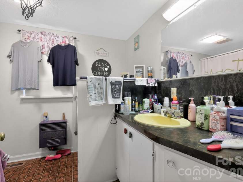 512 Bank Street, Salisbury, NC 28146.  MLS# CAR4387077, YatesRealty ID 30619. 