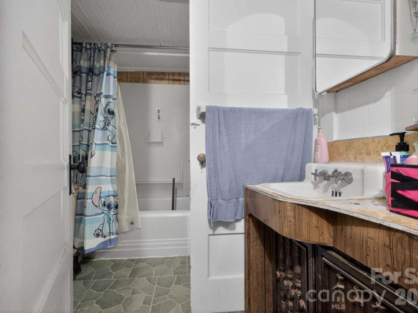 512 Bank Street, Salisbury, NC 28146.  MLS# CAR4387077, YatesRealty ID 30619. 