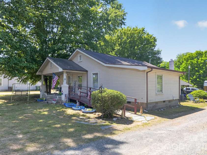 512 Bank Street, Salisbury, NC 28146.  MLS# CAR4387077, YatesRealty ID 30619. 