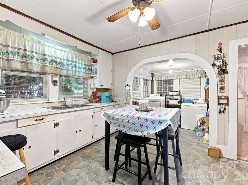 512 Bank Street, Salisbury, NC 28146.  MLS# CAR4422769, YatesRealty ID 30619. 