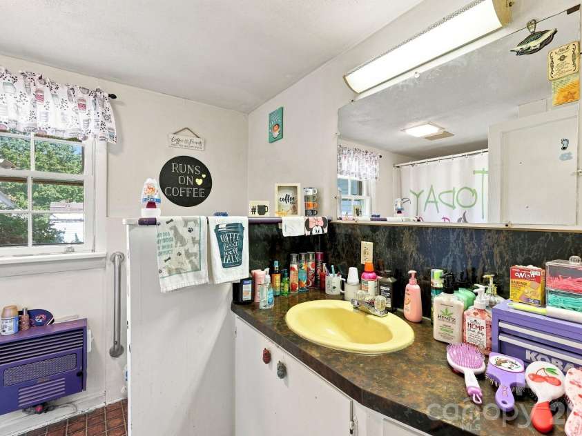 512 Bank Street, Salisbury, NC 28146.  MLS# CAR4422769, YatesRealty ID 30619. 