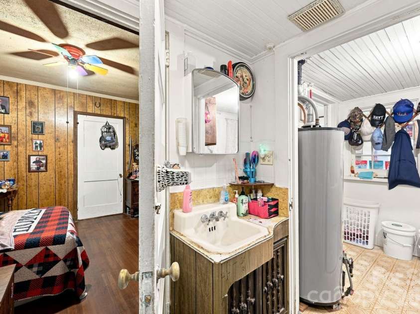 512 Bank Street, Salisbury, NC 28146.  MLS# CAR4422769, YatesRealty ID 30619. 