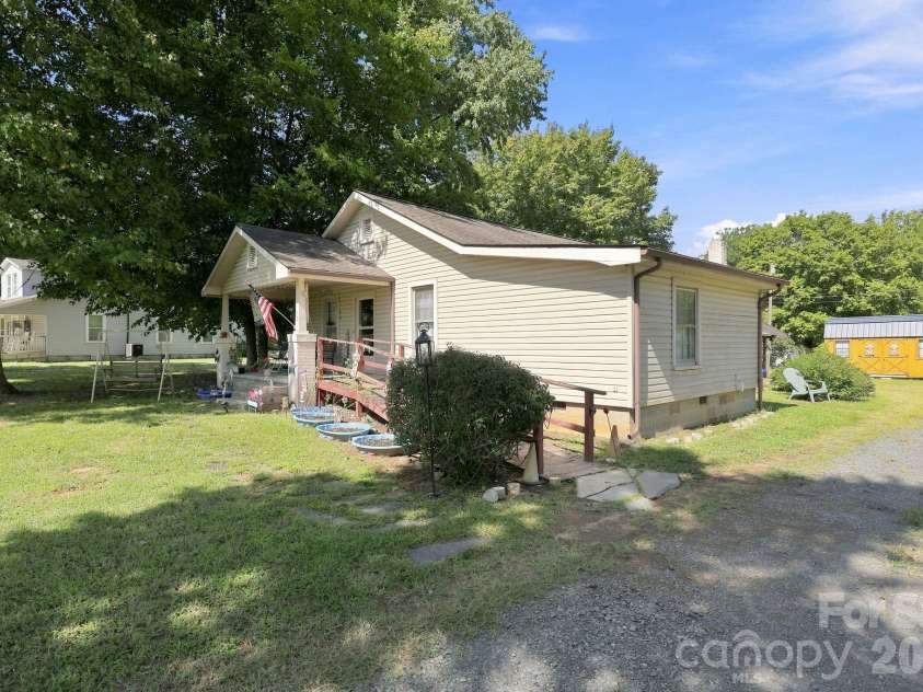 512 Bank Street, Salisbury, NC 28146.  MLS# CAR4422769, YatesRealty ID 30619. 