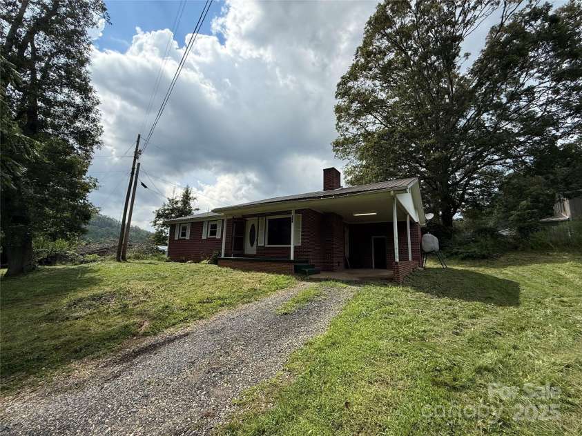 183 Maple Road, Spruce Pine, NC 28777.  MLS# CAR4213050, YatesRealty ID 3062. 