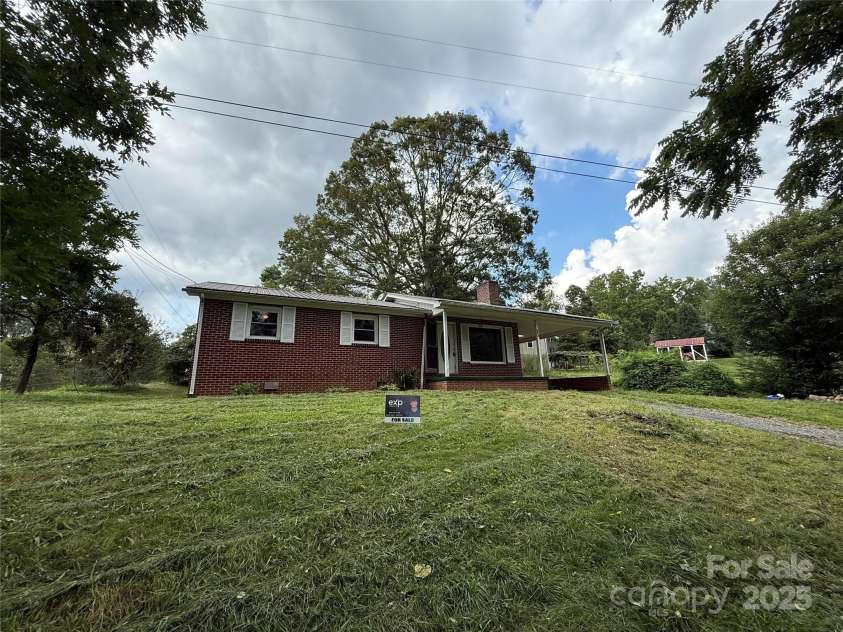 183 Maple Road, Spruce Pine, NC 28777.  MLS# CAR4213050, YatesRealty ID 3062. 