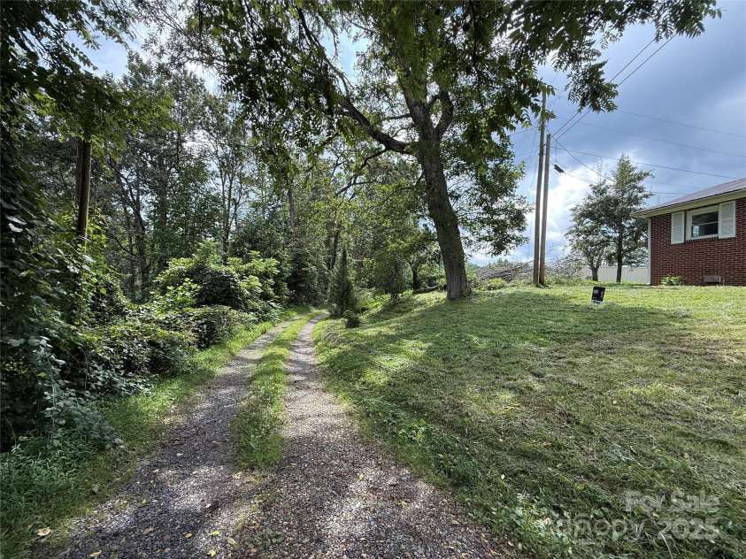 183 Maple Road, Spruce Pine, NC 28777.  MLS# CAR4213050, YatesRealty ID 3062. 