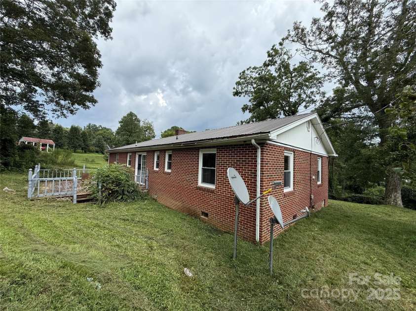 183 Maple Road, Spruce Pine, NC 28777.  MLS# CAR4213050, YatesRealty ID 3062. 