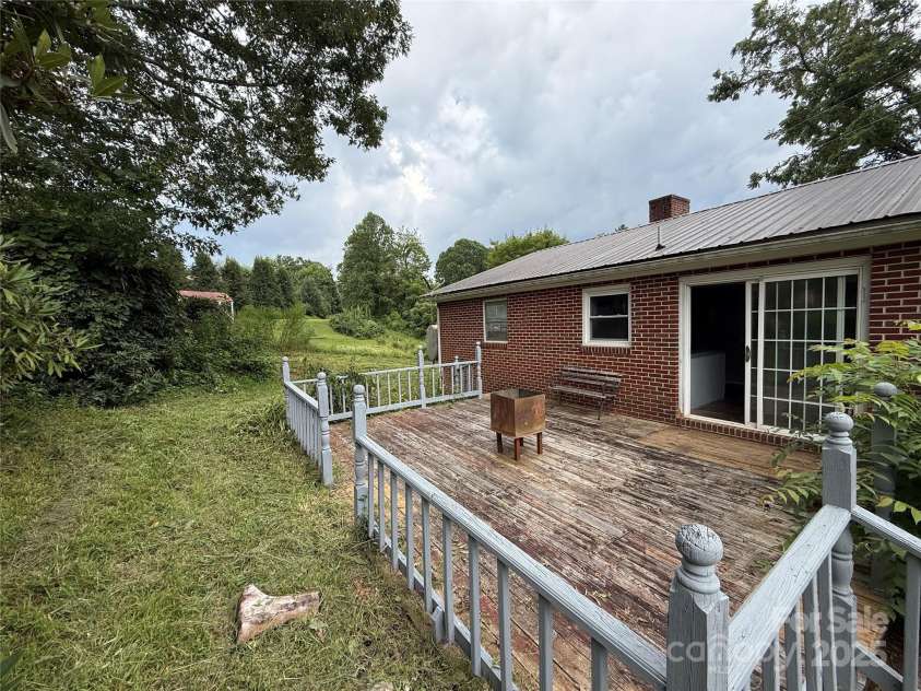 183 Maple Road, Spruce Pine, NC 28777.  MLS# CAR4213050, YatesRealty ID 3062. 