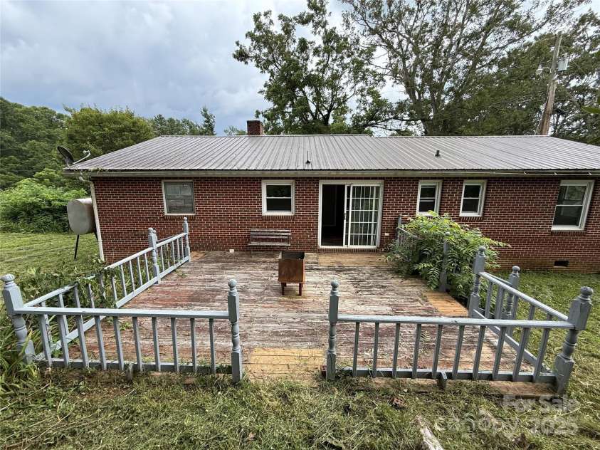 183 Maple Road, Spruce Pine, NC 28777.  MLS# CAR4213050, YatesRealty ID 3062. 