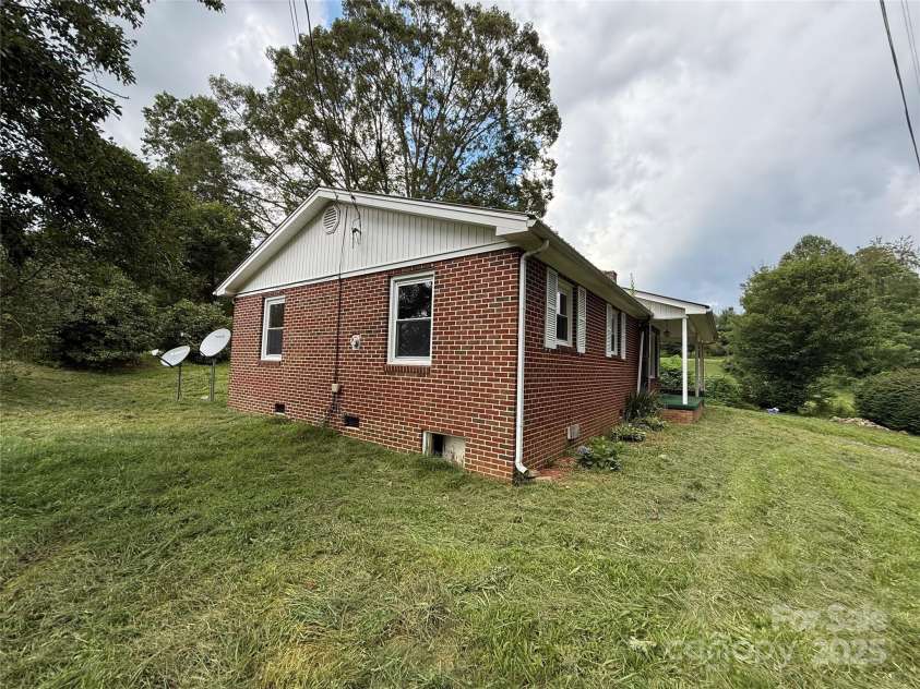 183 Maple Road, Spruce Pine, NC 28777.  MLS# CAR4213050, YatesRealty ID 3062. 