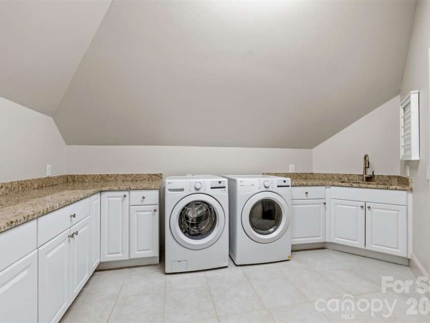 18407 Peninsula Cove Lane, Cornelius, NC 28031.  MLS# CAR4391272, YatesRealty ID 30620. Full size secondary laundry facilities on 2nd floor.
