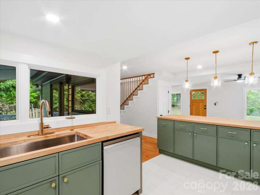 455 Rocky Springs Heights, Burnsville, NC 28714.  MLS# CAR4389023, YatesRealty ID 30625. 