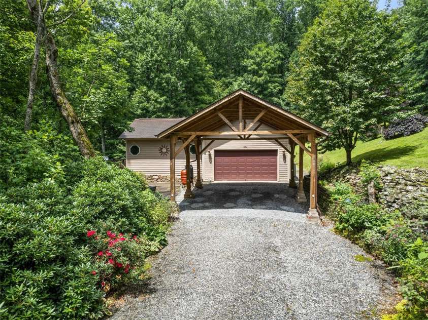 261 Serenity Drive, Waynesville, NC 28785.  MLS# CAR4285567, YatesRealty ID 30626. 