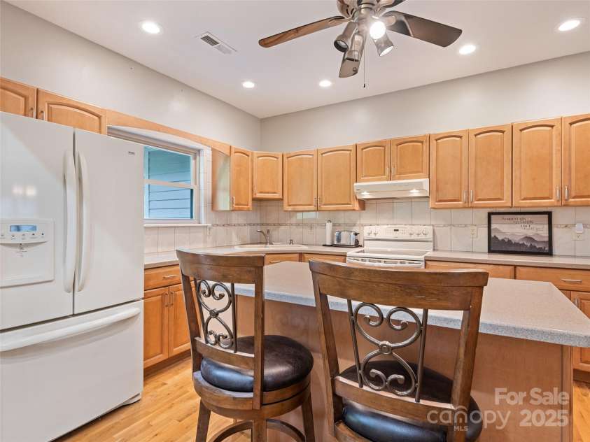 261 Serenity Drive, Waynesville, NC 28785.  MLS# CAR4285567, YatesRealty ID 30626. 