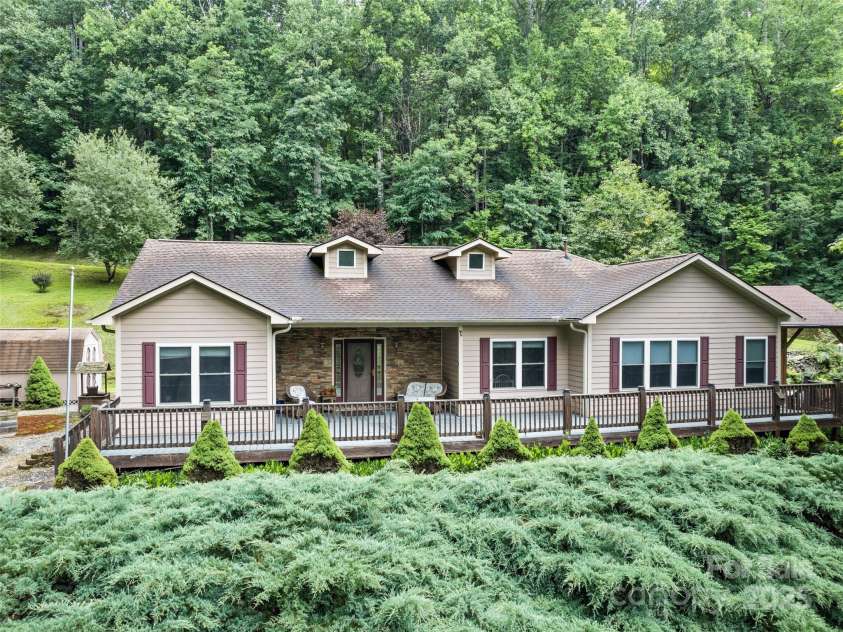 261 Serenity Drive, Waynesville, NC 28785.  MLS# CAR4285567, YatesRealty ID 30626. 