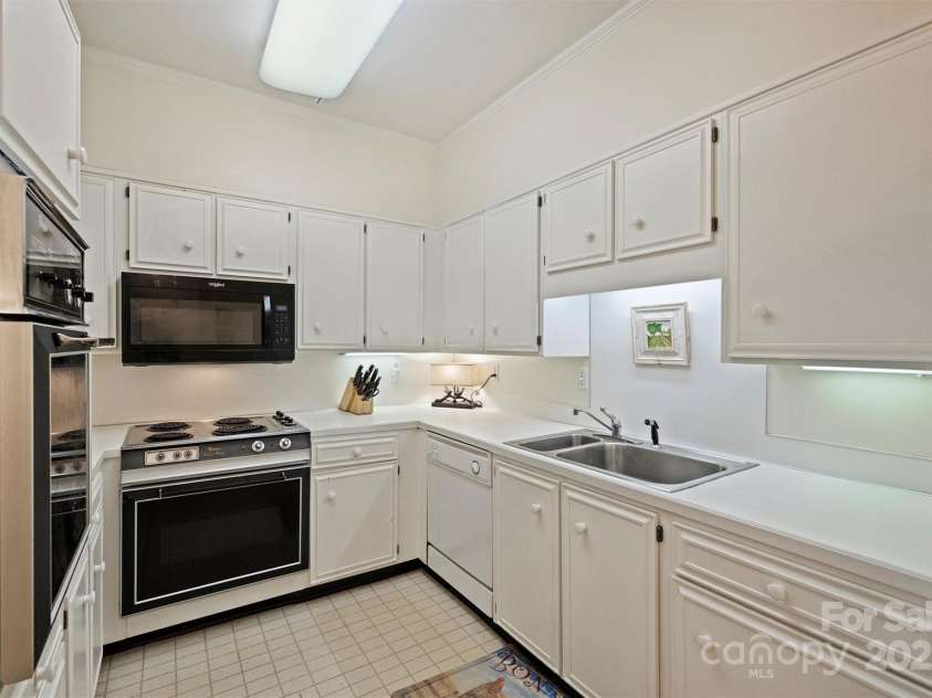 904 Cherokee Road, Charlotte, NC 28207.  MLS# CAR4284099, YatesRealty ID 30628. 