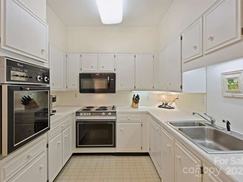 904 Cherokee Road, Charlotte, NC 28207.  MLS# CAR4284099, YatesRealty ID 30628. Current kitchen