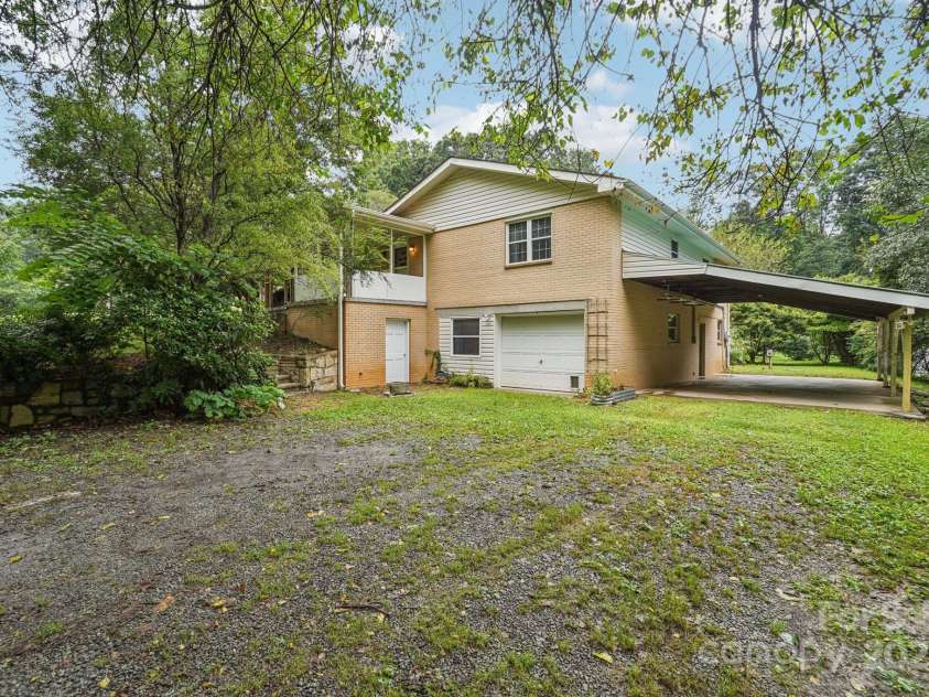 142 Byrd Lane, Hendersonville, NC 28792.  MLS# CAR4268898, YatesRealty ID 30629. 