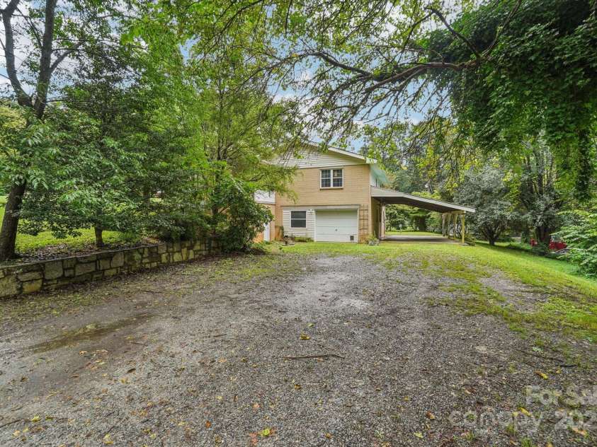 142 Byrd Lane, Hendersonville, NC 28792.  MLS# CAR4268898, YatesRealty ID 30629. 